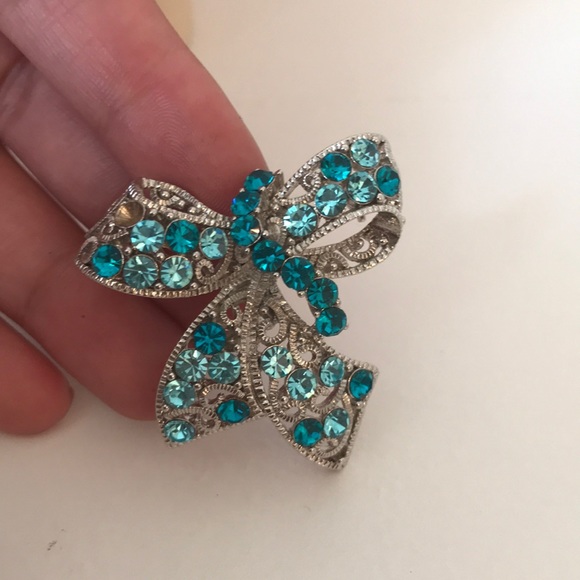 Fashion Brooch - Picture 1 of 2